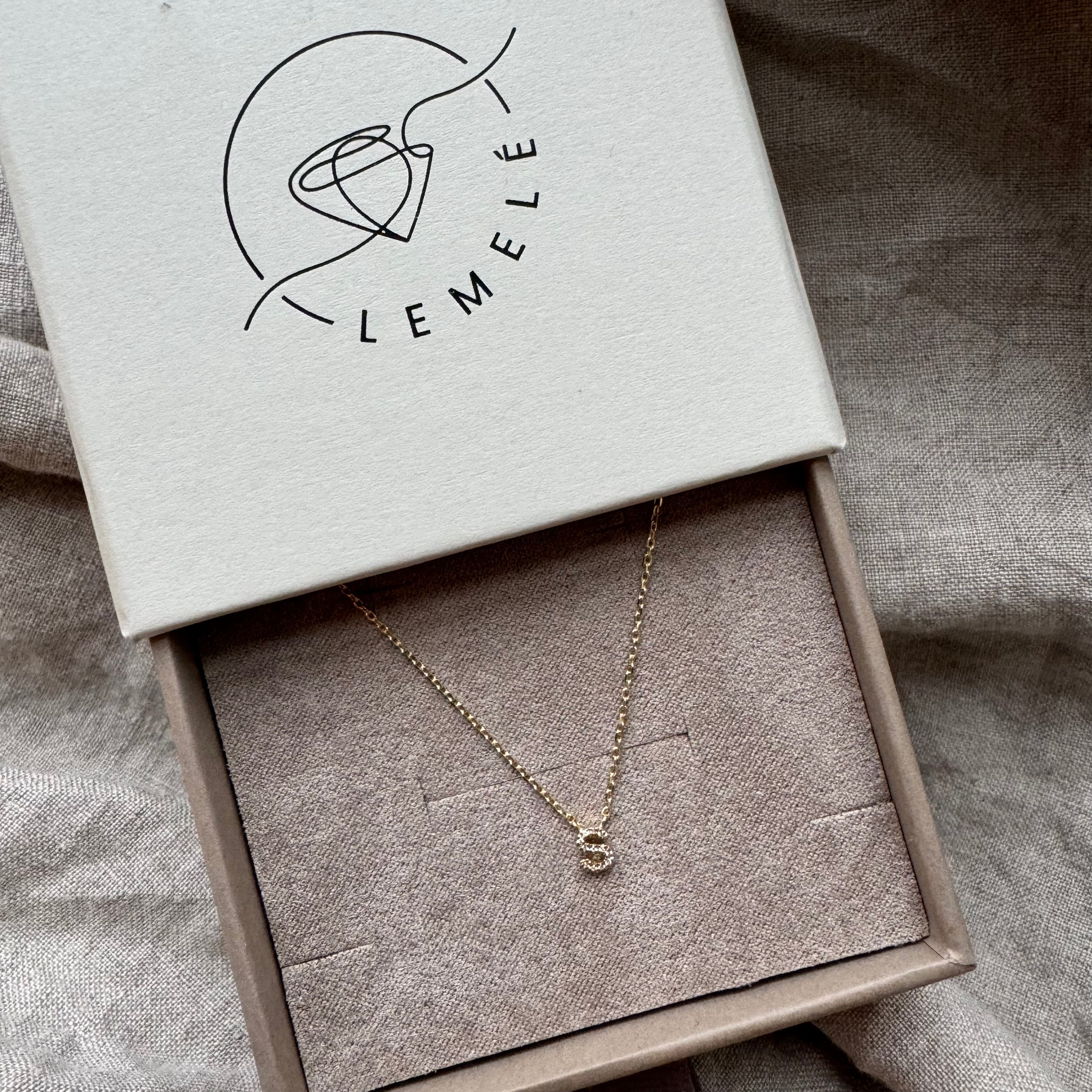 Diamant Bogstav | A-Z | Sat i halskæden | 18K Guld