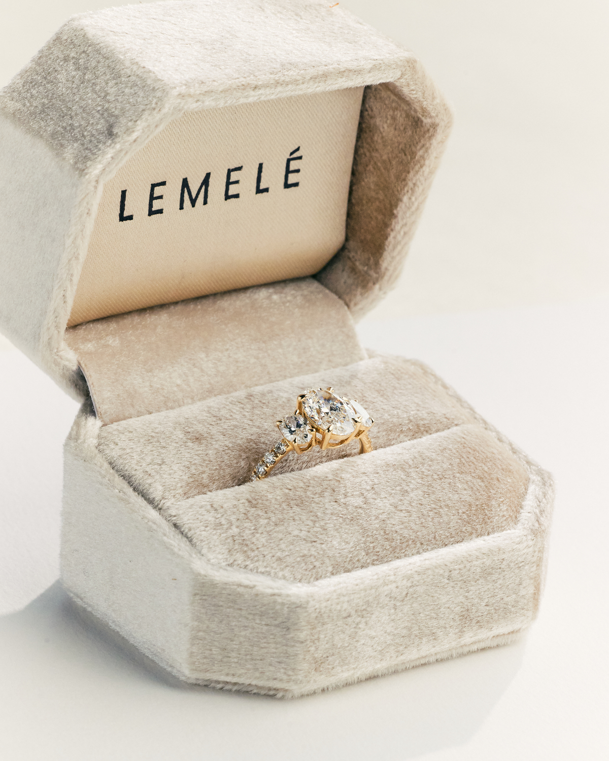 Bella forlovelsesring | Ovale diamanter