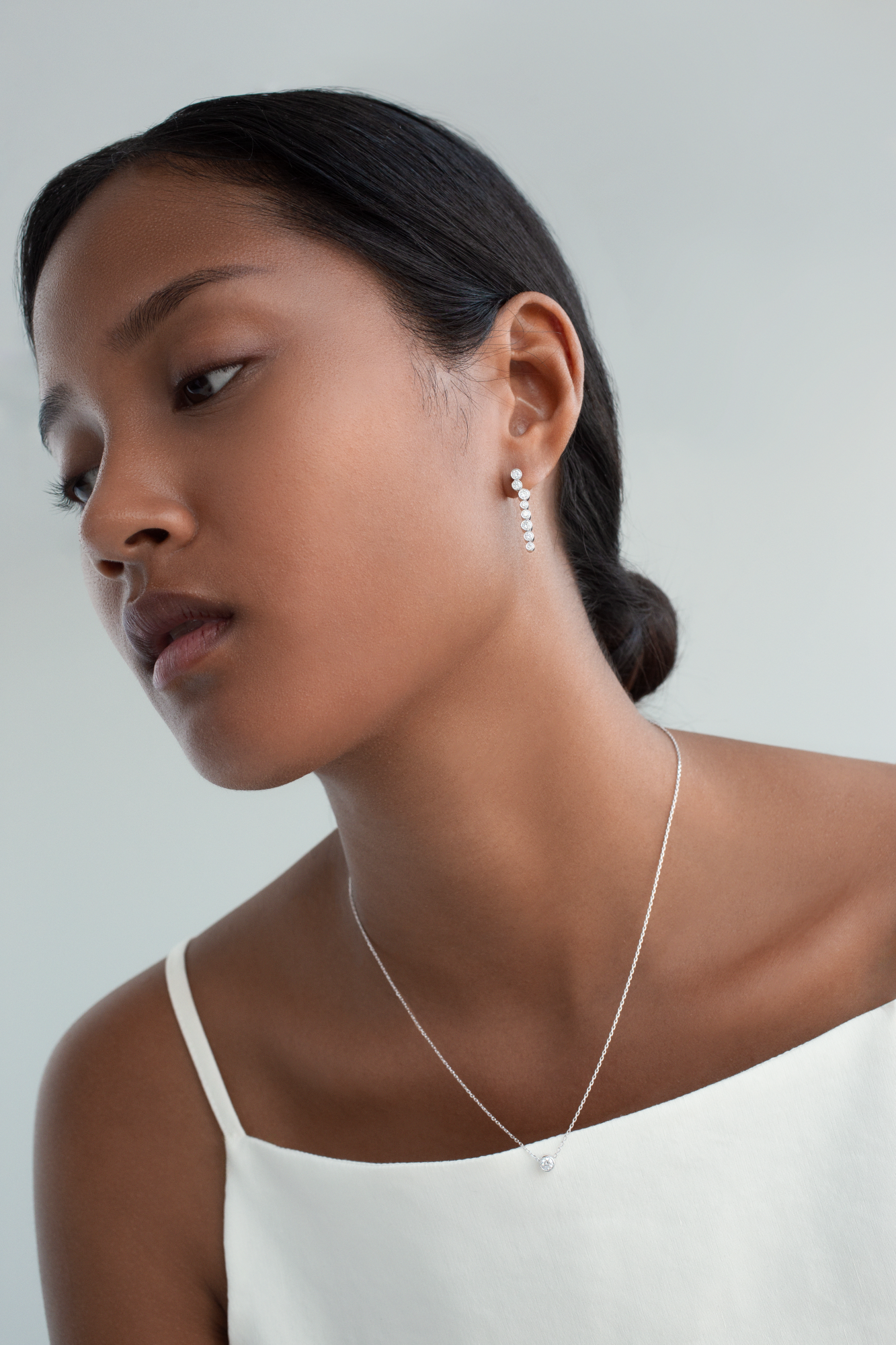 Bezel Diamant Ørehængere | 18K Hvidguld