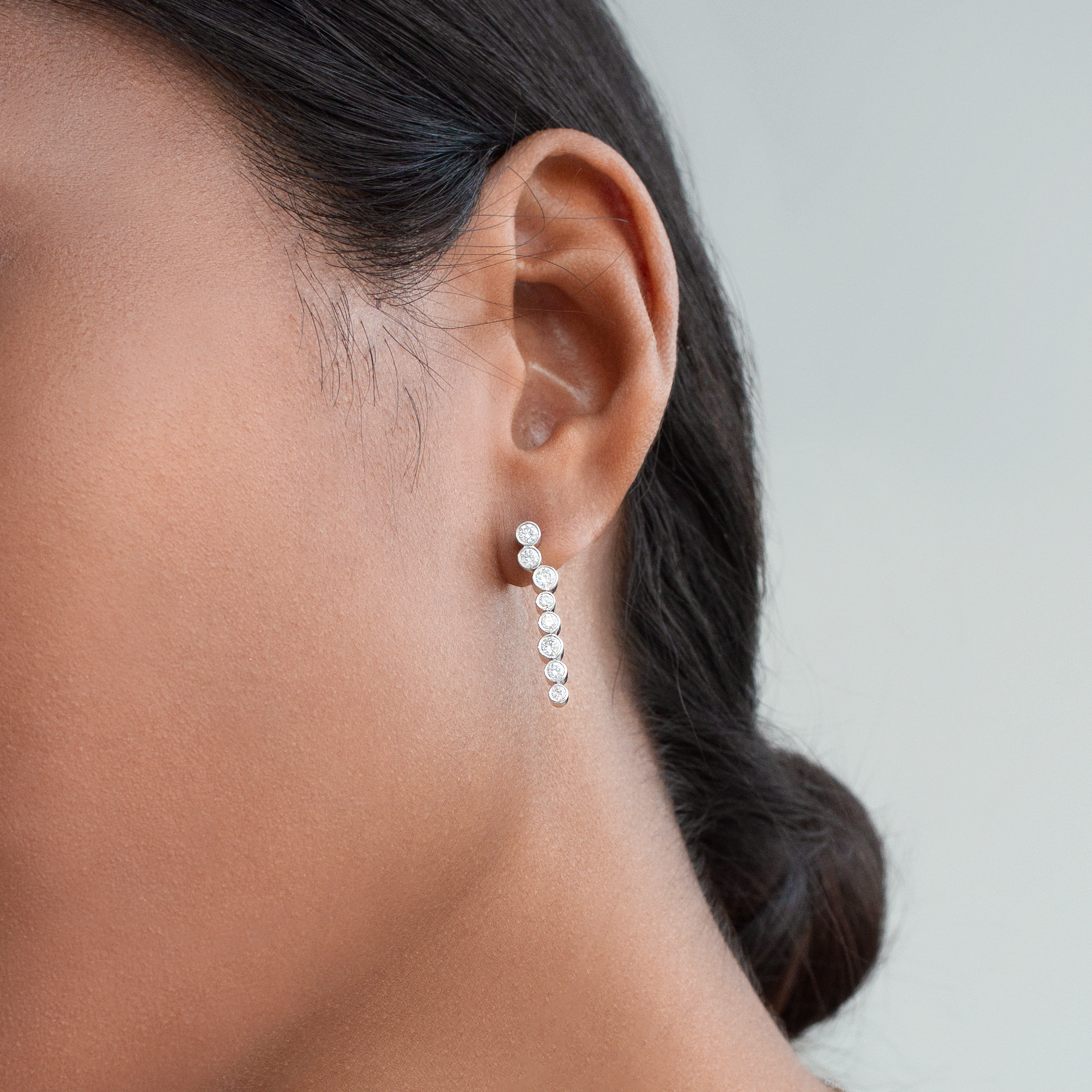 Bezel Diamant Ørehængere | 18K Hvidguld