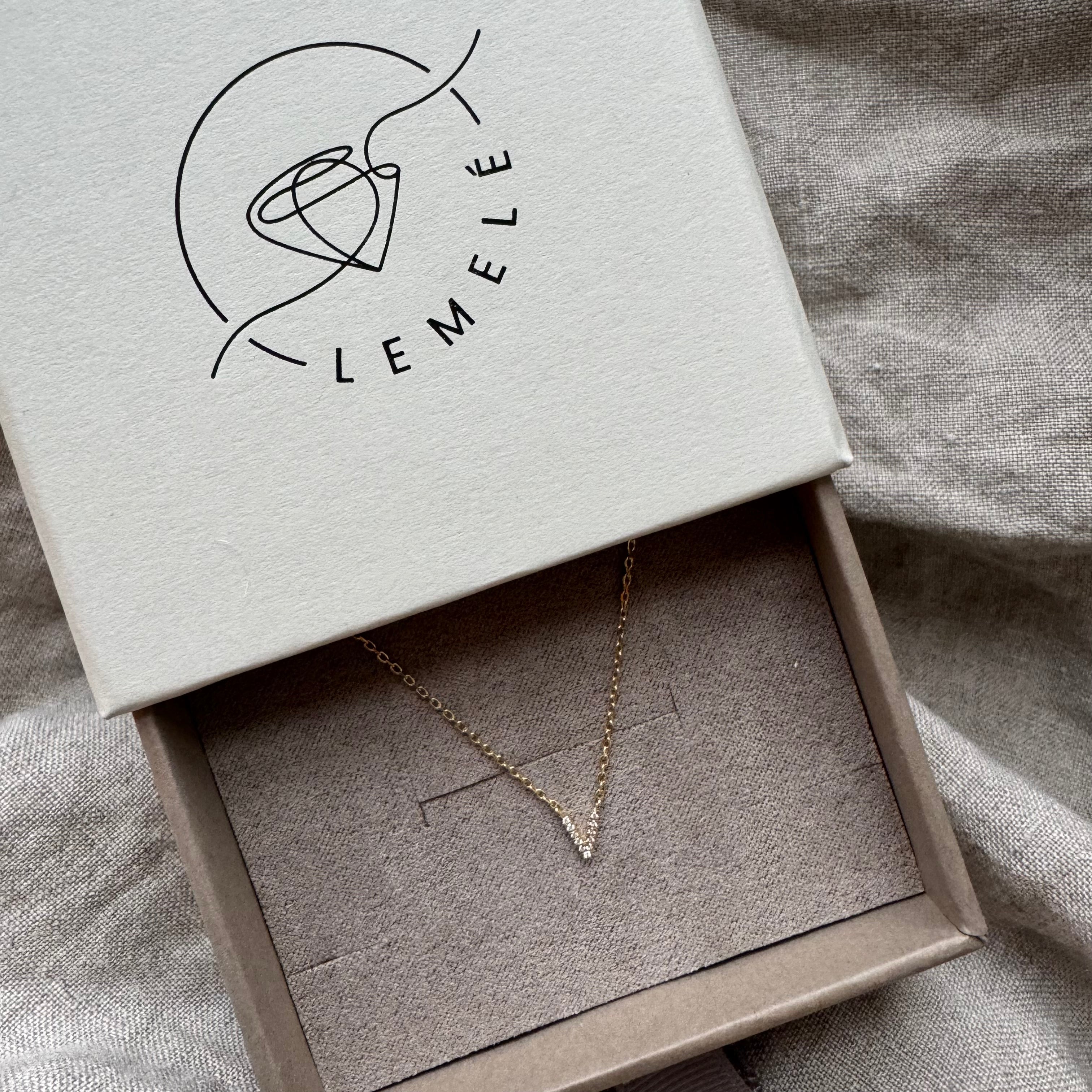Diamant Bogstav | A-Z | Sat i halskæden | 18K Guld
