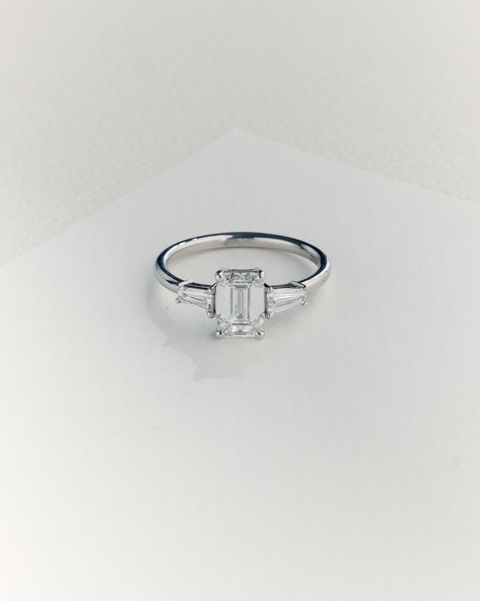 Alma Diamantring | Emerald & Baguette