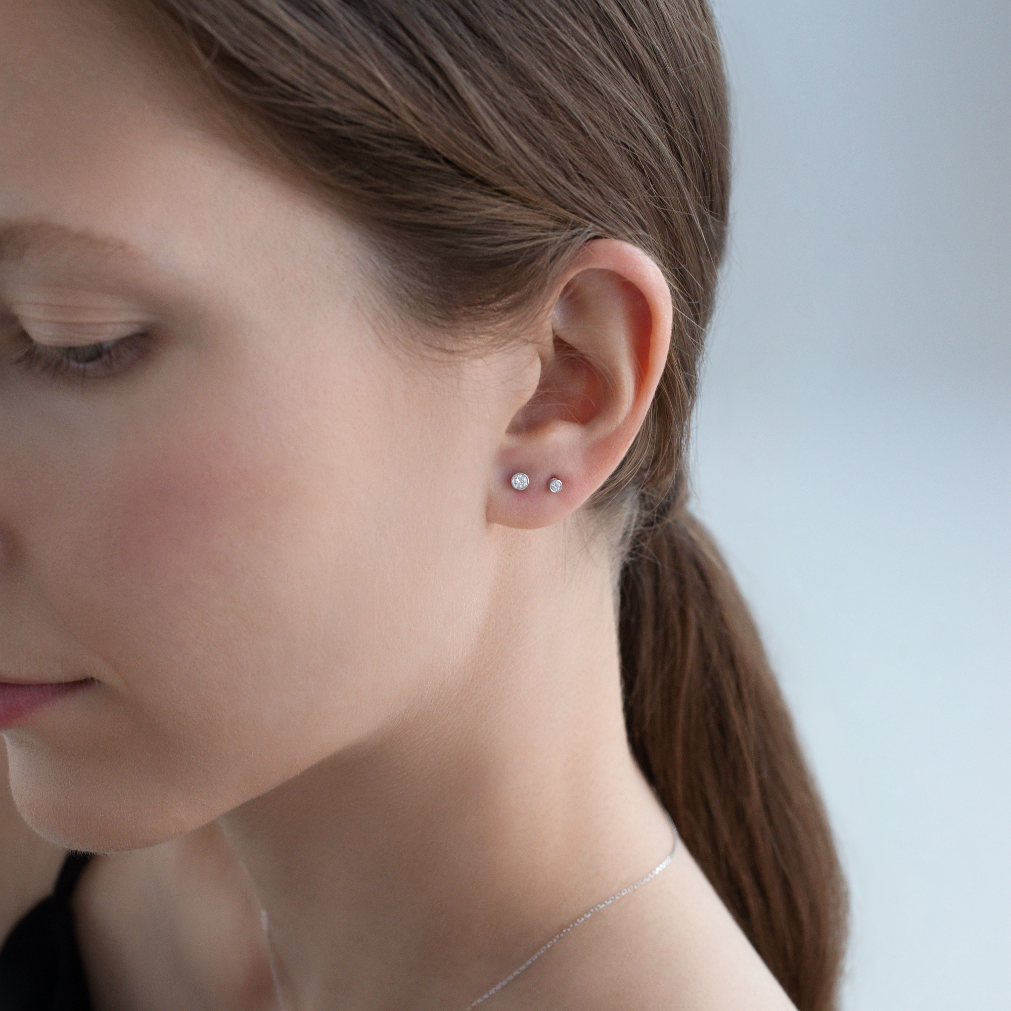 Solitaire Bezel Diamant Ørestikker