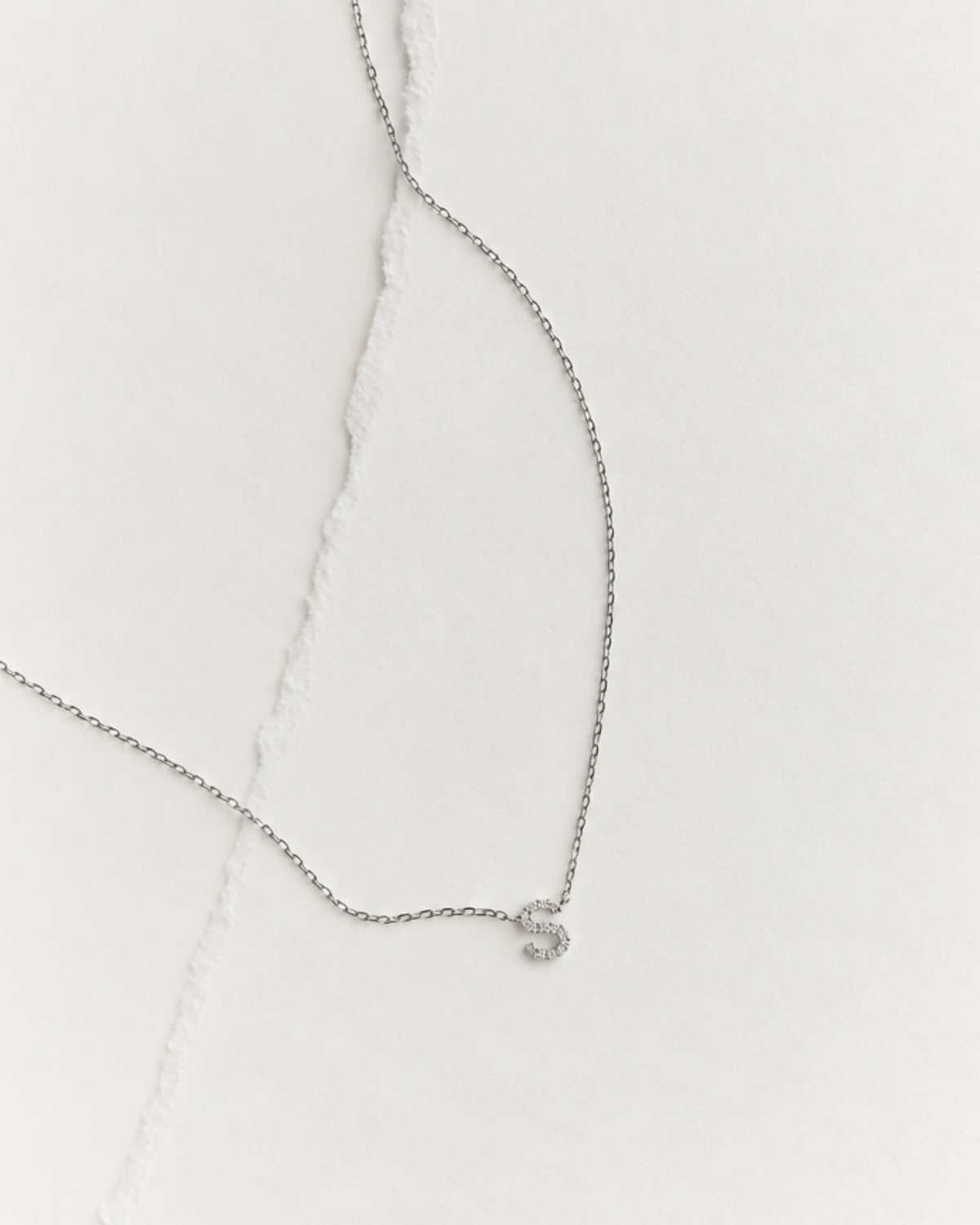 Diamant Bogstav | A-Z | Sat i halskæden