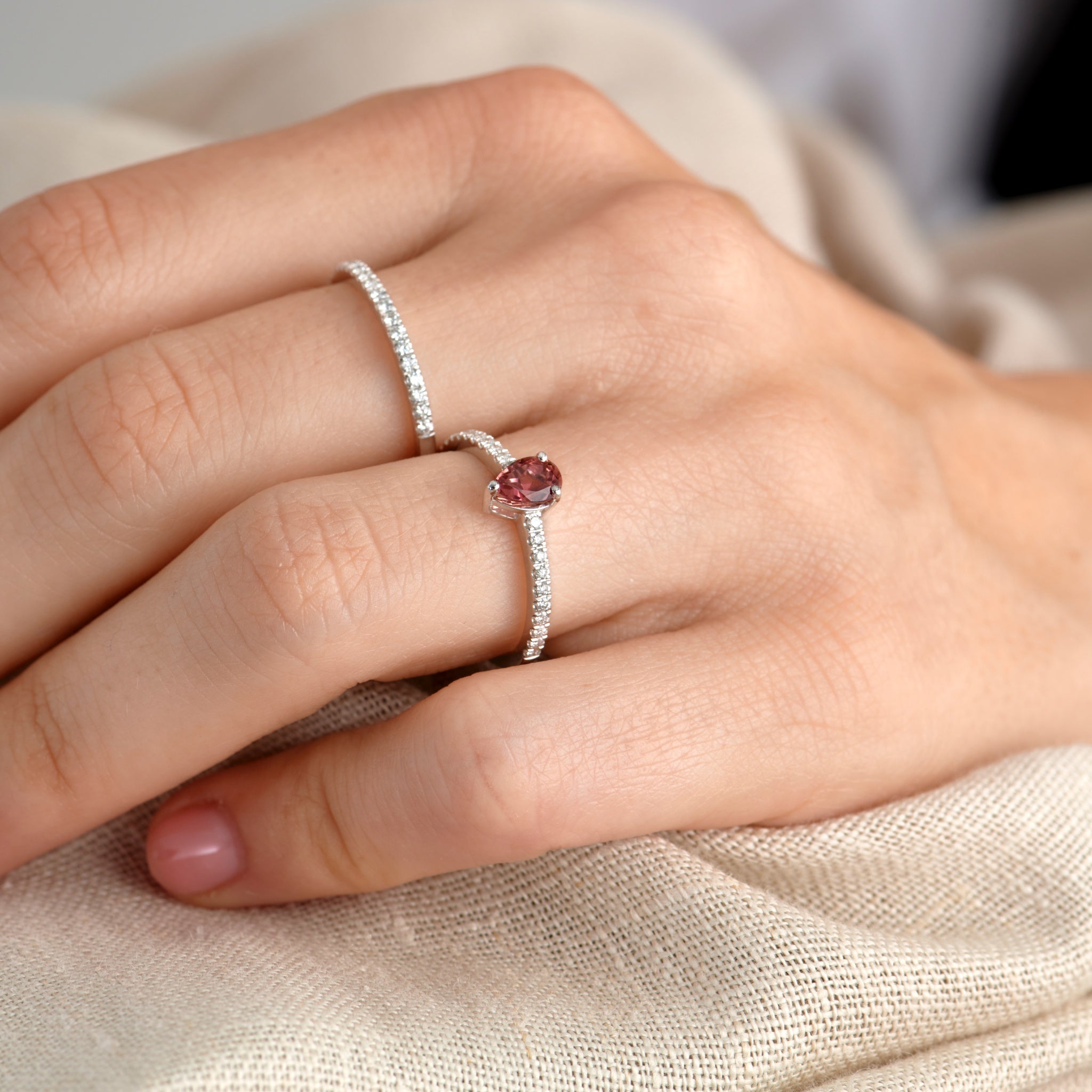 Lemelé-lemelecph-diamond-ring-floating-eternity-alliance-diamant-ring-tourmaline-model-18k-18karat-whitegold-hvidguld