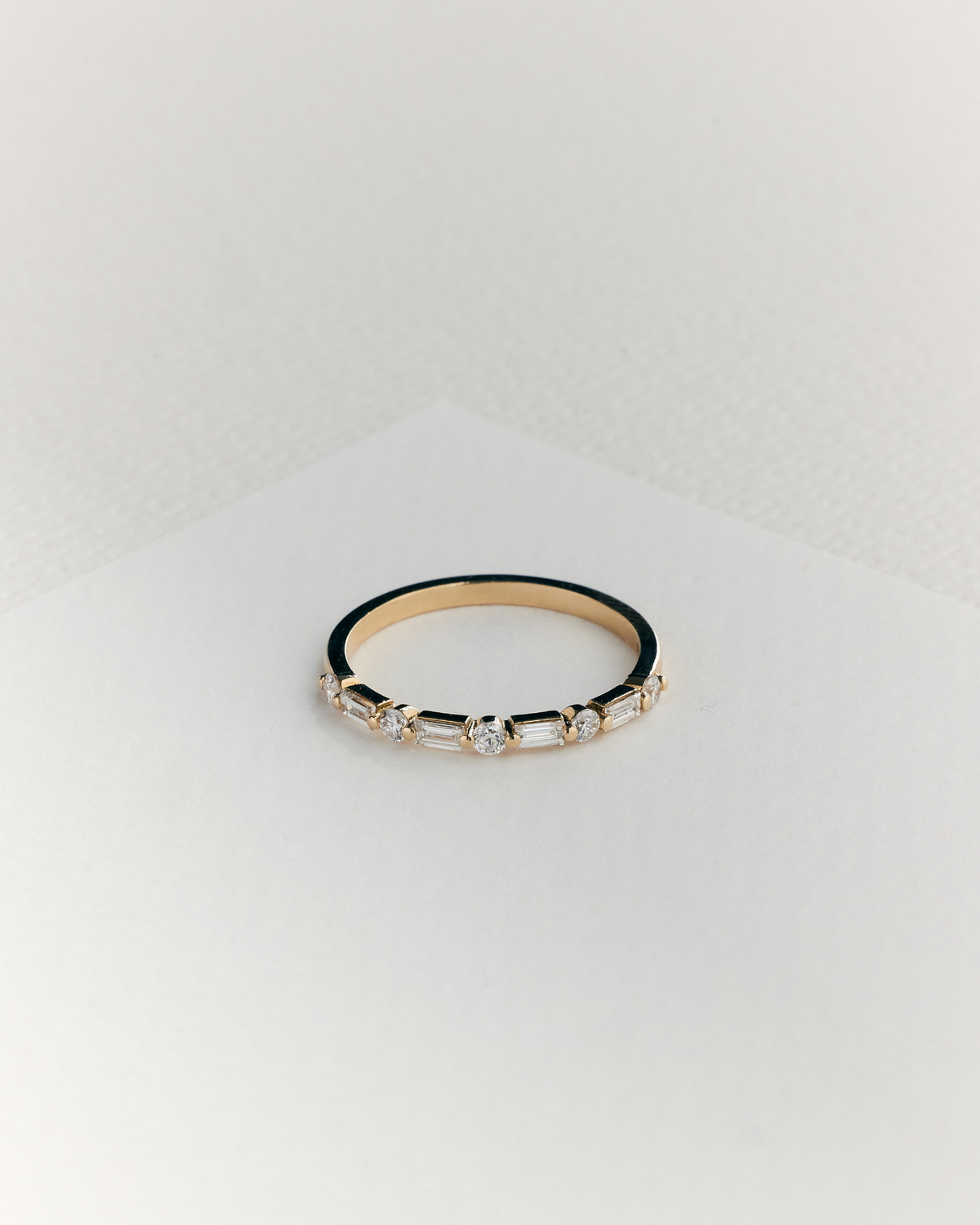 Halv Floating Baguette Alliancering