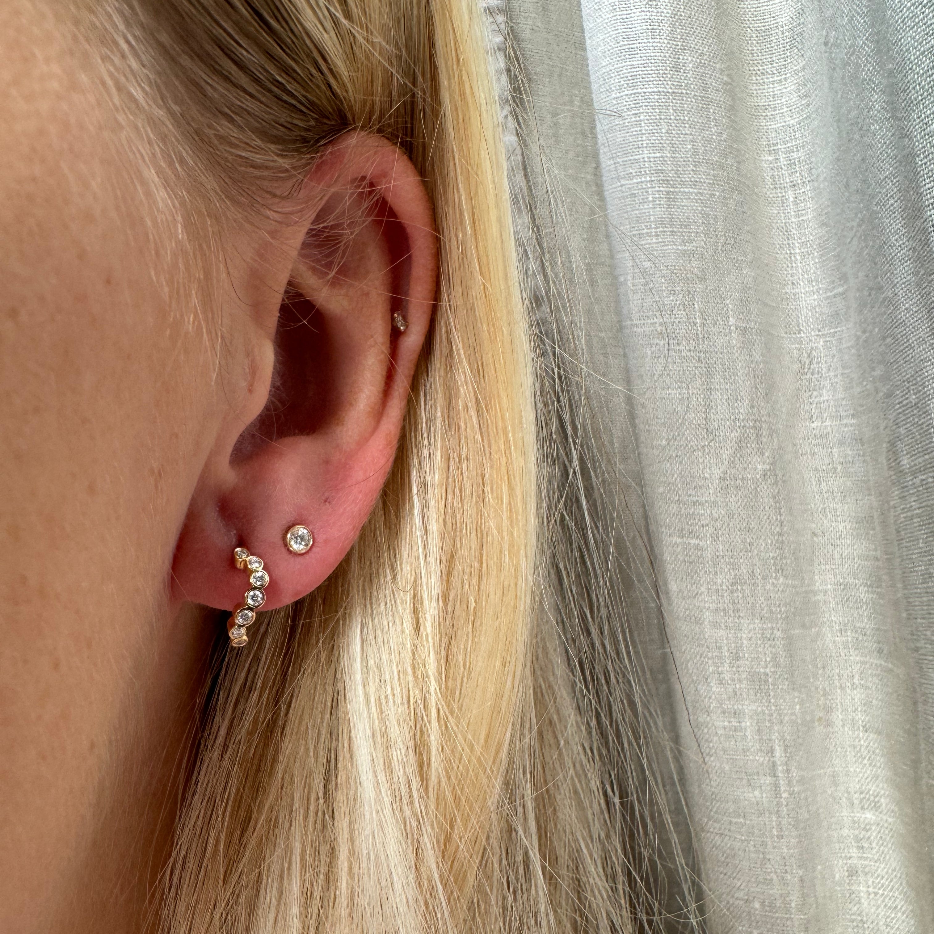 Wave Bezel Diamant Hoops | 18K Hvidguld