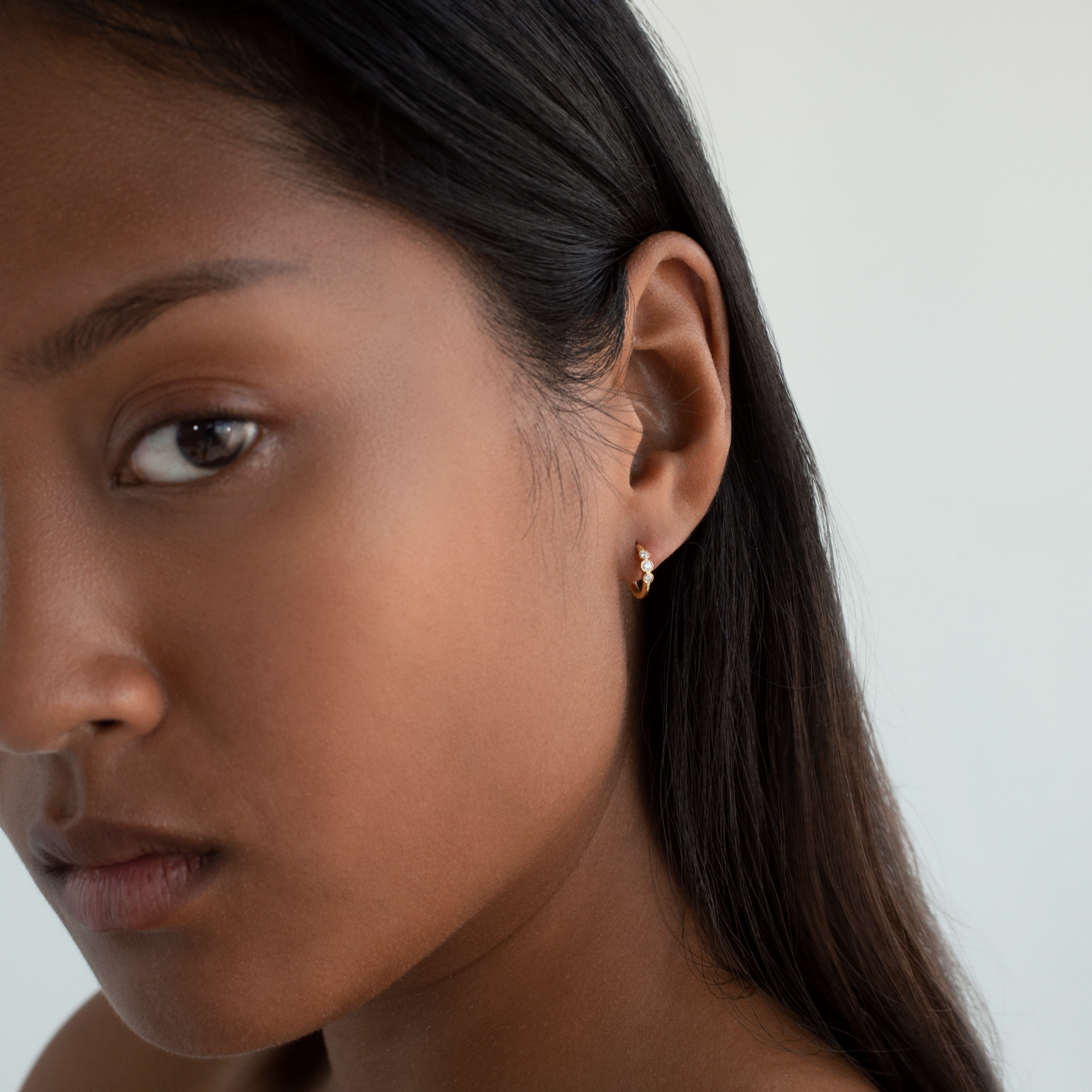 3-stens Bezel Diamant Hoops  | 18K Guld