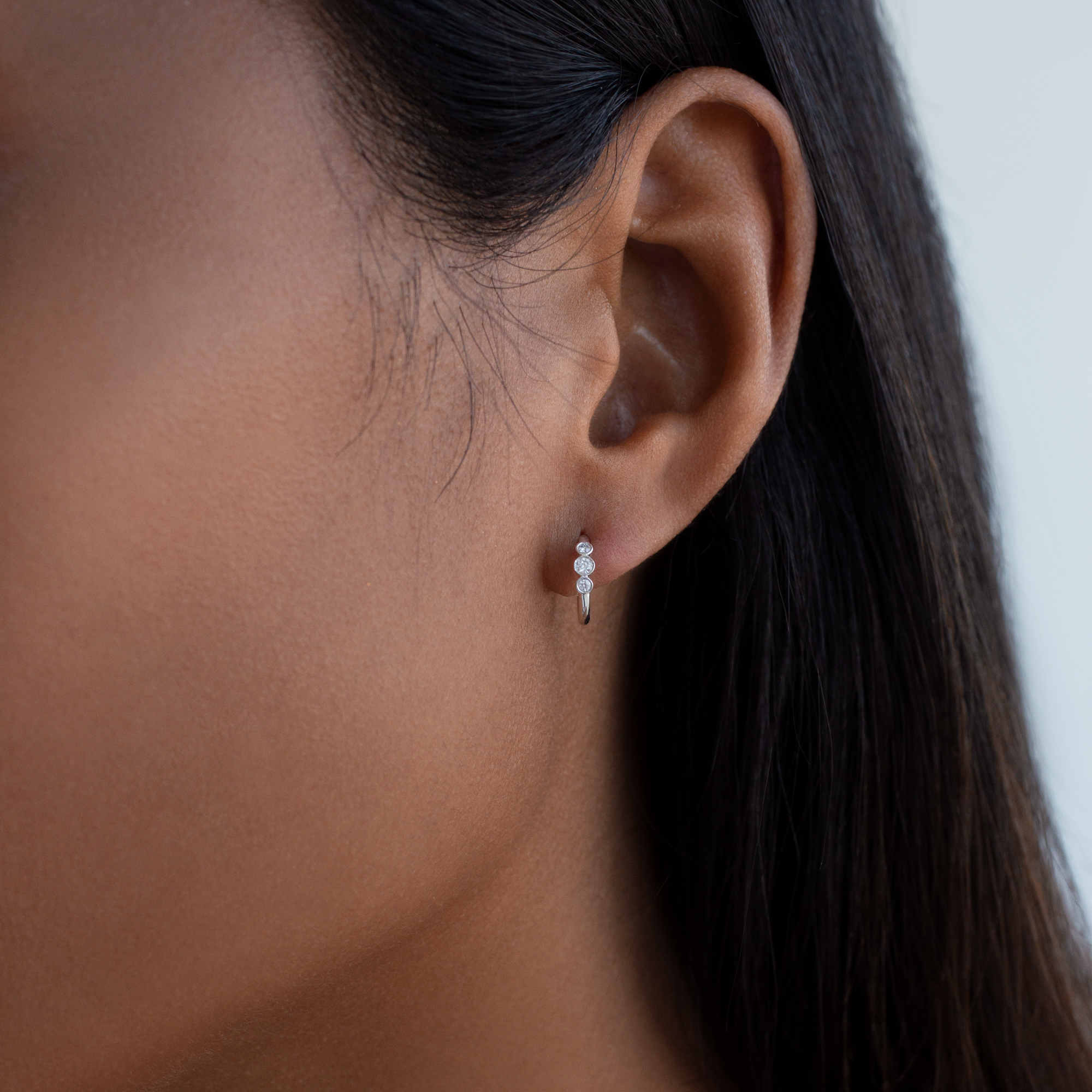 3-stens Bezel Diamant Hoops  | 18K Hvidguld