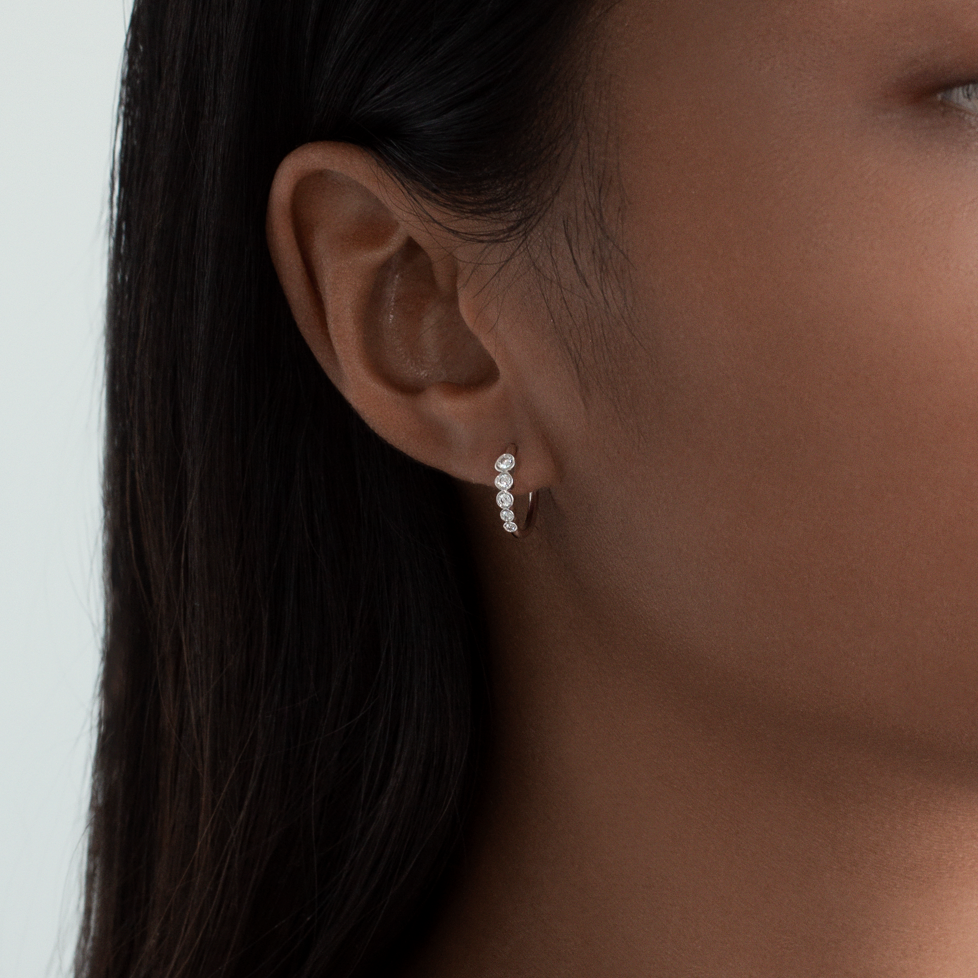 5-stens Bezel Diamant Hoops | 18K Hvidguld