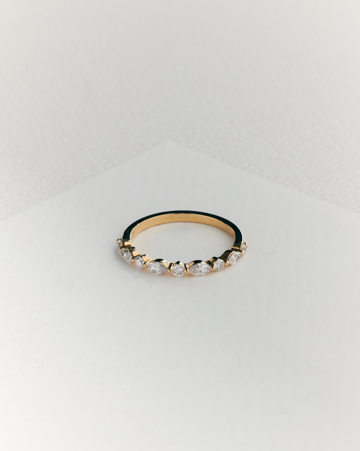 Halv Floating Marquise Alliancering