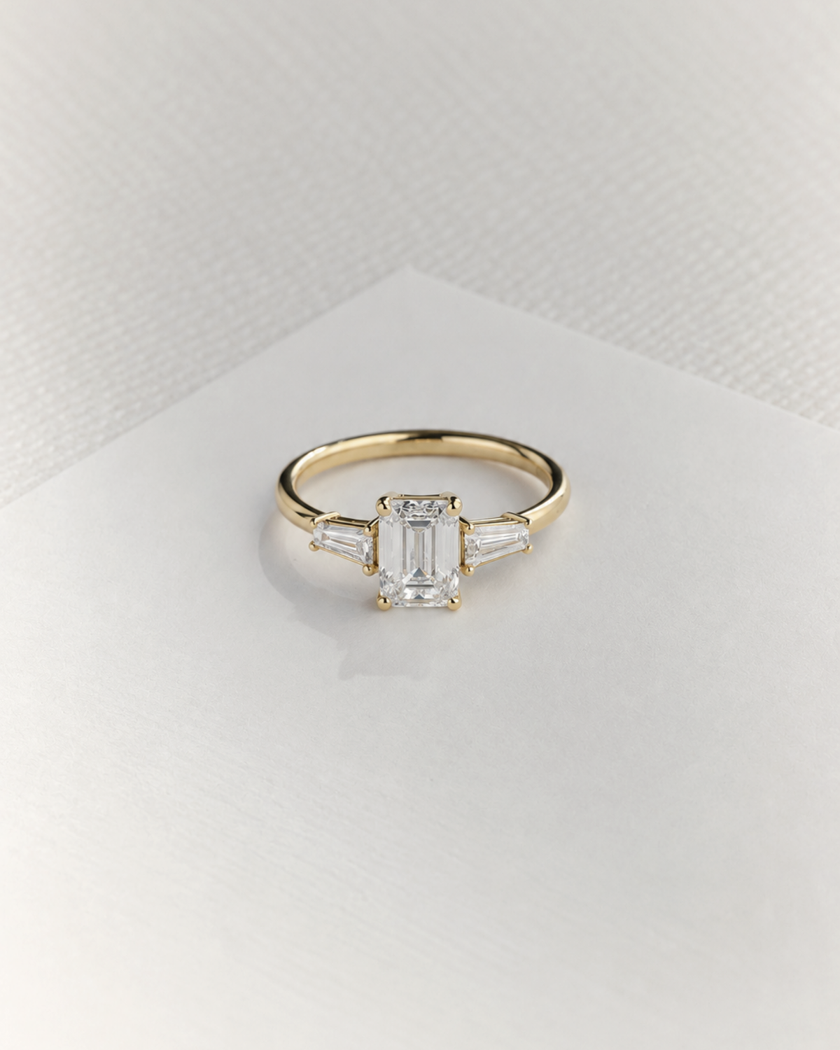 Alma forlovelsesring | Emerald & baguette