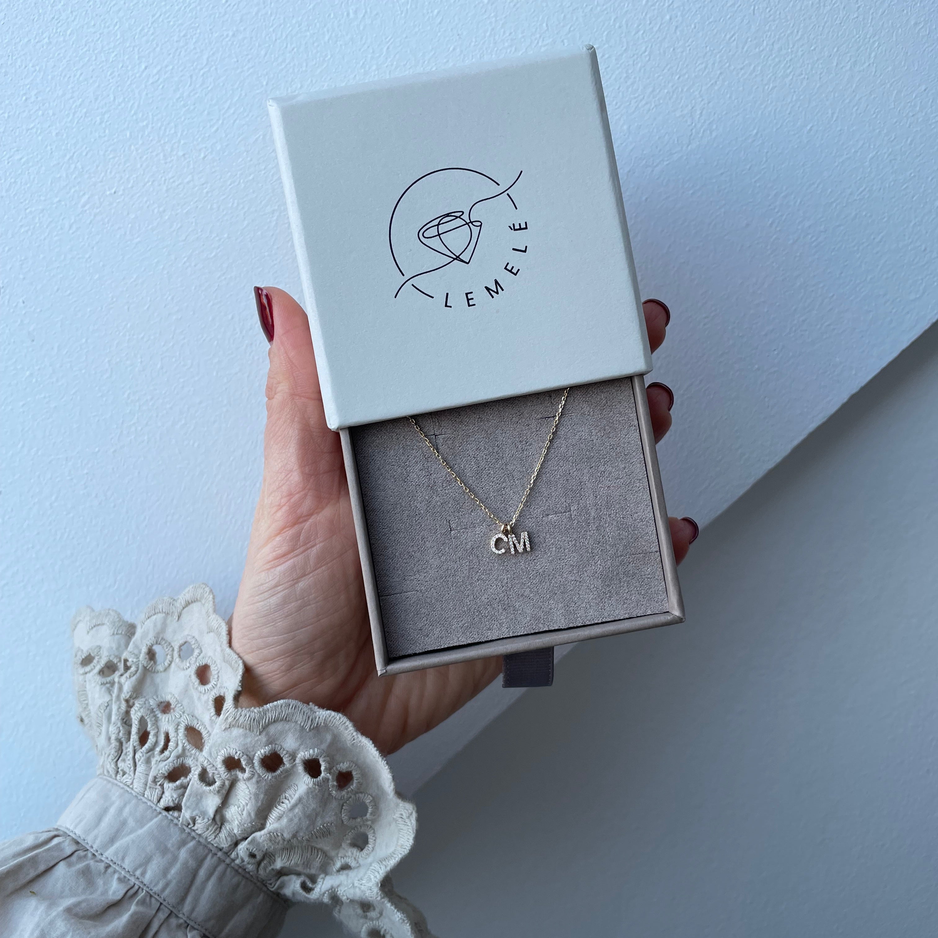 Diamant Bogstaver | Halskæde m. 2 vedhæng | 18K Guld