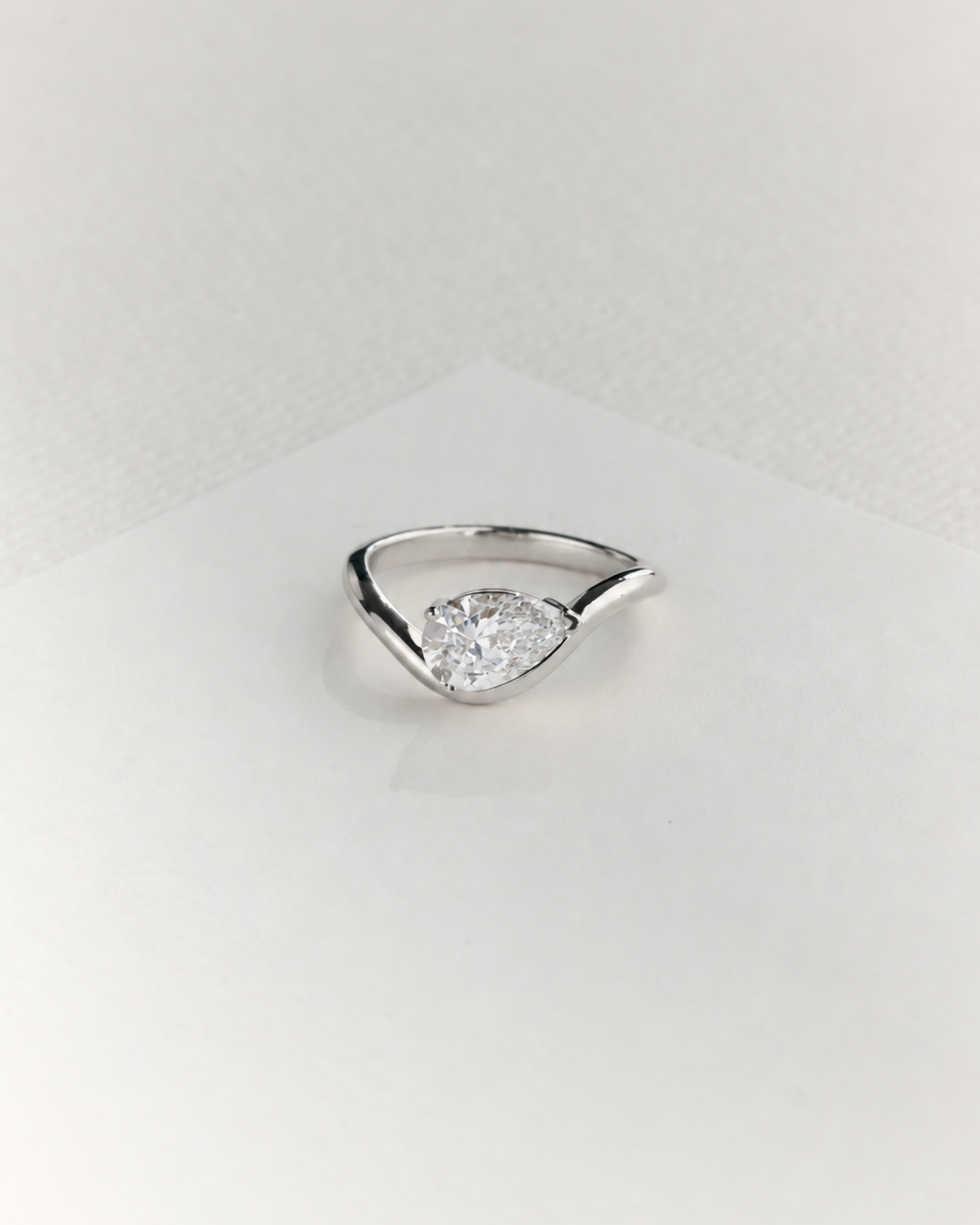 Luna forlovelsesring | Dråbeformet diamant