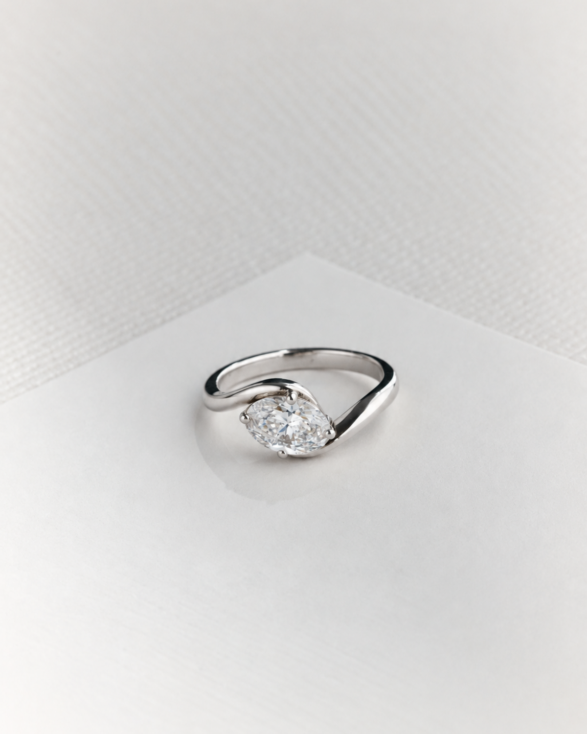 Nora forlovelsesring | Oval diamant