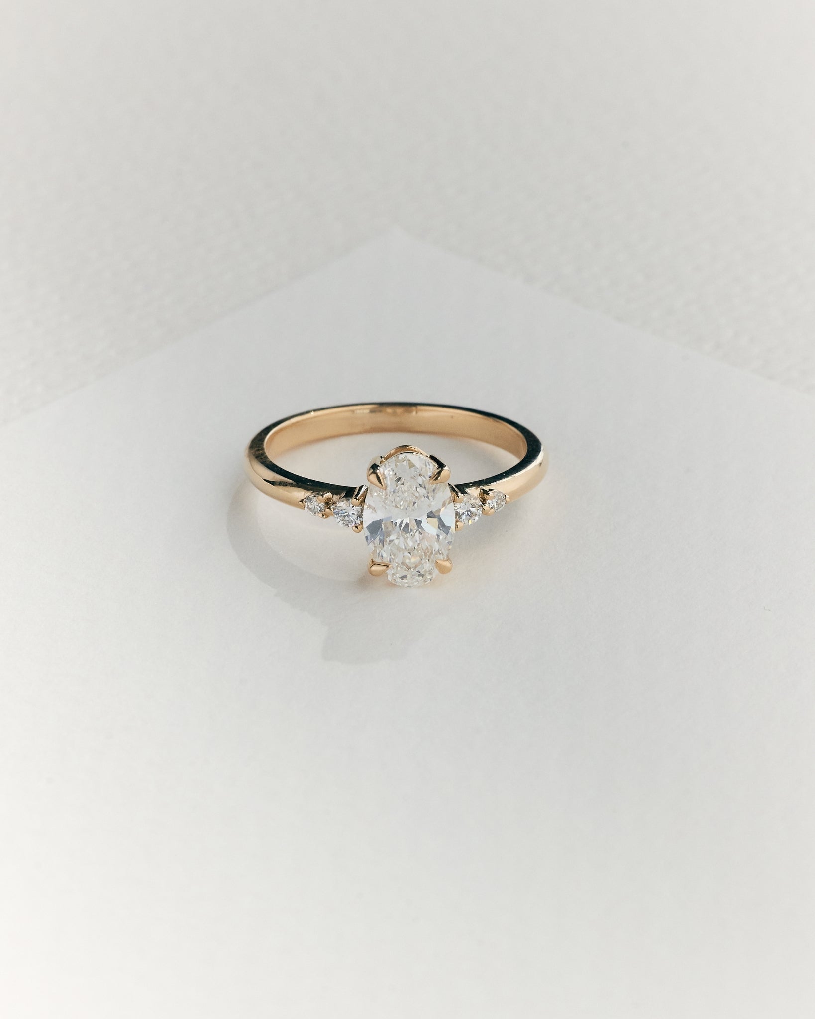 Josie Diamantring | Oval