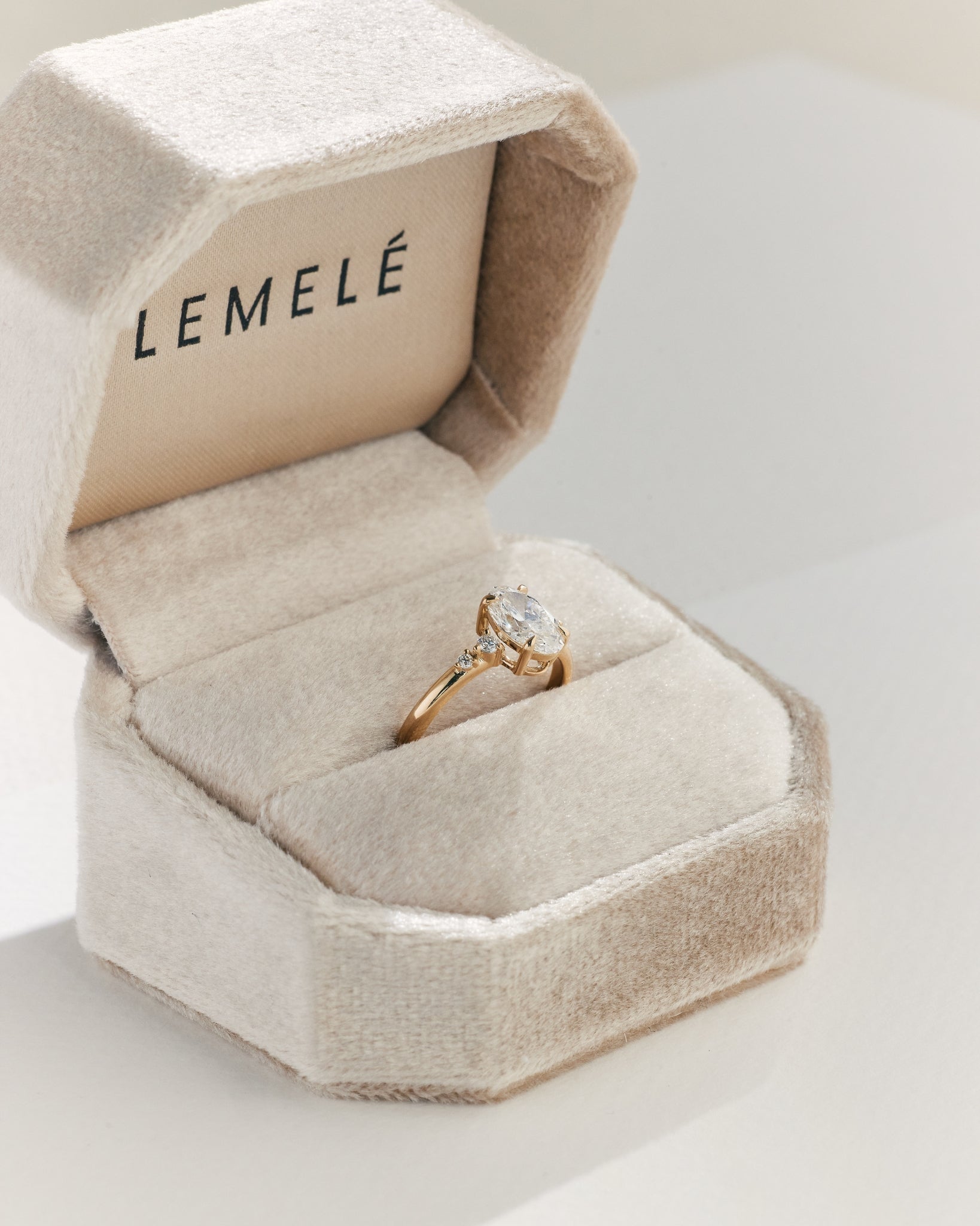 Josie Diamantring | Oval