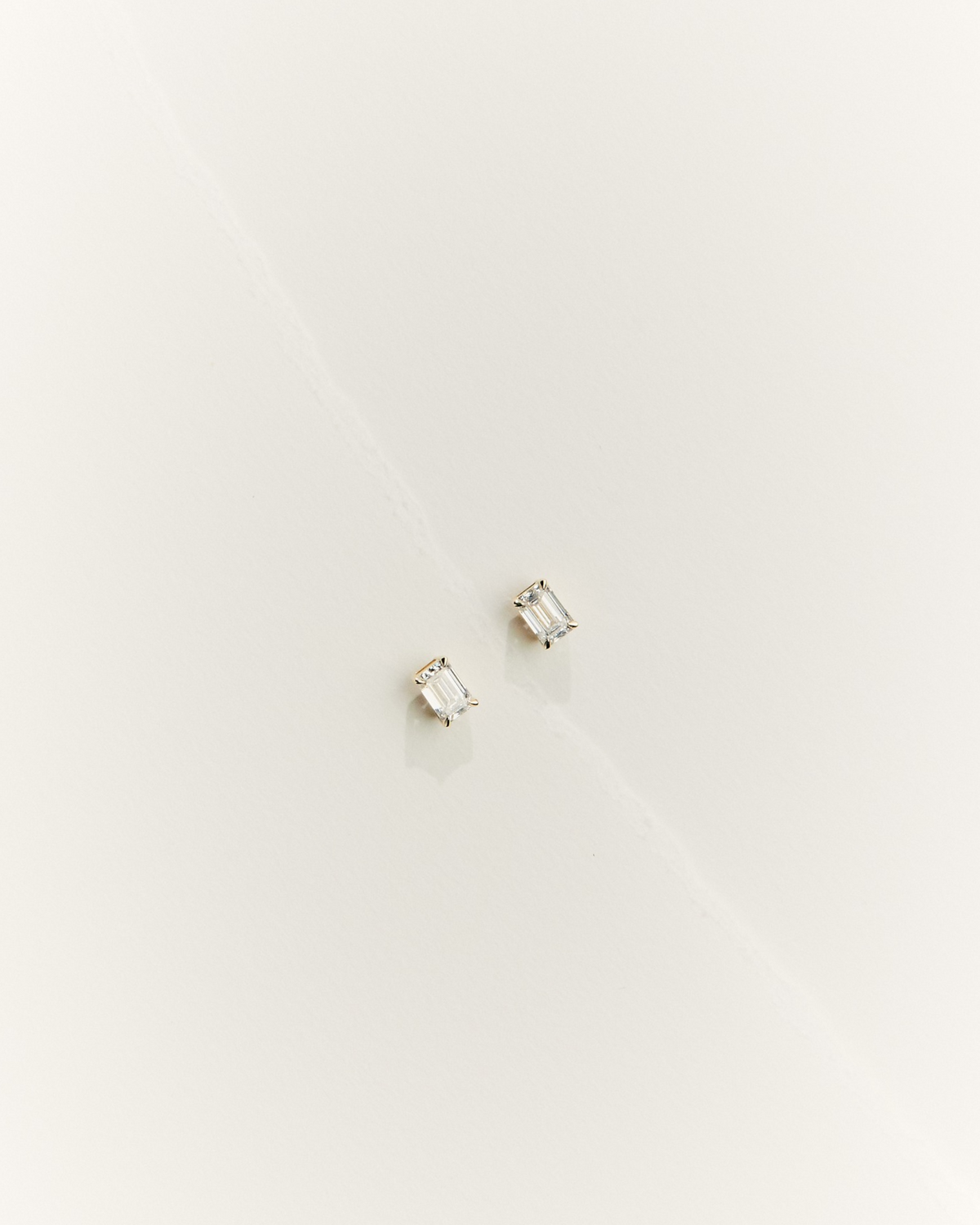 Solitaire Prong Diamant Ørestikker | Emerald