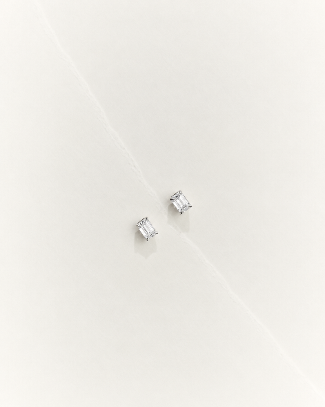 Solitaire Prong Diamant Ørestikker | Emerald