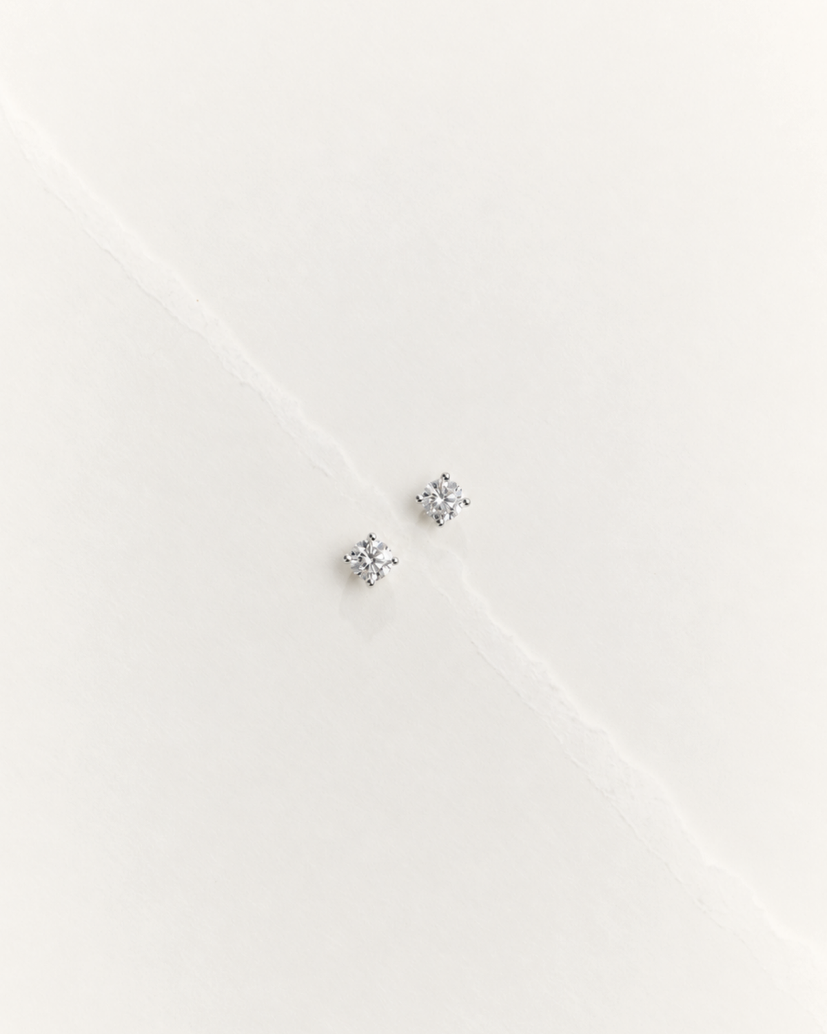 Solitaire Prong Diamant Ørestikker | Rund