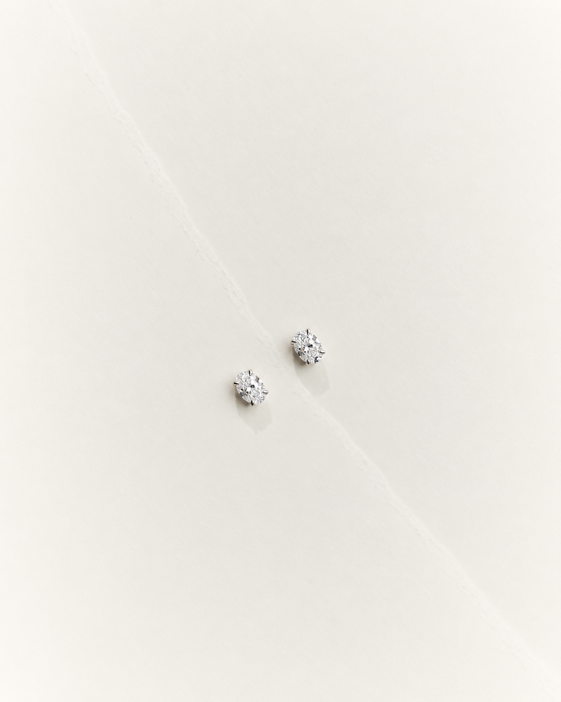 Solitaire Prong Diamant Ørestikker | Oval