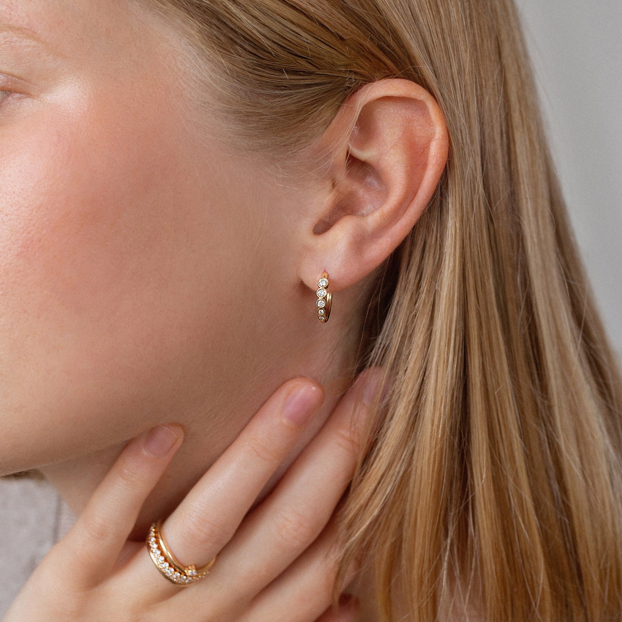5-stens Bezel Diamant Hoops | 18K Guld